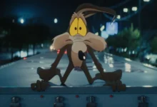 Coyote assustado sobre um caminhão em cena do filme Coyote vs. ACME (2026), híbrido de animação e live-action dirigido por Dave Green.
