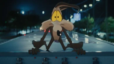 Coyote assustado sobre um caminhão em cena do filme Coyote vs. ACME (2026), híbrido de animação e live-action dirigido por Dave Green.