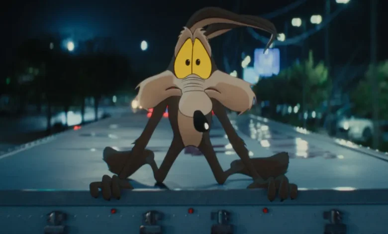 Coyote assustado sobre um caminhão em cena do filme Coyote vs. ACME (2026), híbrido de animação e live-action dirigido por Dave Green.
