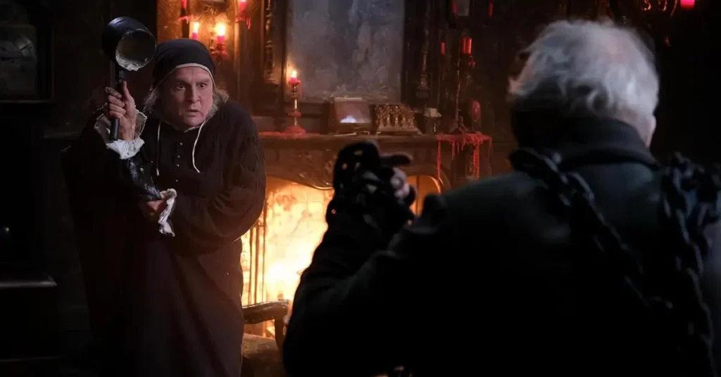 Johnny Depp como Ebenezer Scrooge diante do Fantasma de Jacob Marley em cena de Ebenezer e os Fantamas do Natal (2026), revelada no trailer de Ebenezer e os Fantamas do Natal.