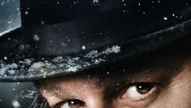 Johnny Depp como Ebenezer Scrooge em imagem promocional de Ebenezer e os Fantasmas do Natal (2026), usando cartola coberta de neve e encarando a câmera.