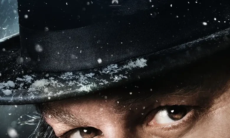 Johnny Depp como Ebenezer Scrooge em imagem promocional de Ebenezer e os Fantasmas do Natal (2026), usando cartola coberta de neve e encarando a câmera.