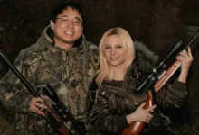 Lorena Comparato como Elize Matsunaga e Henrique Kimura como Marcos Matsunaga em foto promocional oficial de Elize: Sombras de Uma Mulher (2026), divulgada junto ao lançamento do trailer de Elize: Sombras de Uma Mulher.