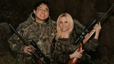 Lorena Comparato como Elize Matsunaga e Henrique Kimura como Marcos Matsunaga em foto promocional oficial de Elize: Sombras de Uma Mulher (2026), divulgada junto ao lançamento do trailer de Elize: Sombras de Uma Mulher.