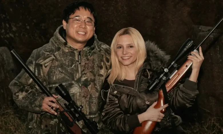 Lorena Comparato como Elize Matsunaga e Henrique Kimura como Marcos Matsunaga em foto promocional oficial de Elize: Sombras de Uma Mulher (2026), divulgada junto ao lançamento do trailer de Elize: Sombras de Uma Mulher.
