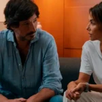 Eva Longoria e Alex Peracaula conversam em O Último Nascer do Sol (2026).