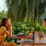 Eva Longoria e Maia Reficco conversam durante um almoço em O Último Nascer do Sol (2026).