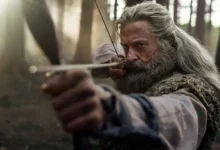 Hugh Jackman como Robin Hood empunhando um arco e flecha em cena de A Morte de Robin Hood (2026).