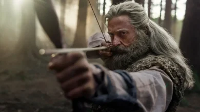 Hugh Jackman como Robin Hood empunhando um arco e flecha em cena de A Morte de Robin Hood (2026).