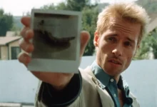 Guy Pearce como Leonard Shelby em cena de Amnésia (2000), thriller psicológico dirigido por Christopher Nolan.