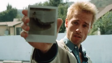 Guy Pearce como Leonard Shelby em cena de Amnésia (2000), thriller psicológico dirigido por Christopher Nolan.