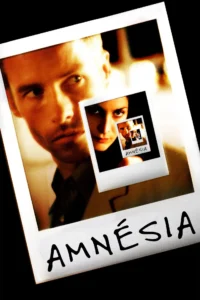 Pôster oficial de Amnésia (Memento, 2000), thriller psicológico dirigido por Christopher Nolan e estrelado por Guy Pearce.