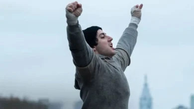 Anthony Ippolito interpreta Sylvester Stallone durante a icônica corrida com os braços erguidos em Eu Sou o Rocky (2026), cinebiografia sobre a criação de Rocky: Um Lutador.