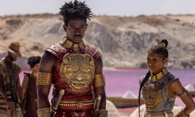 Damson Idris e Cynthia Erivo em cena de Filhos de Sangue e Osso (2027), usando armaduras cerimoniais em um cenário inspirado na cultura africana.