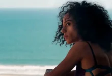 Rosalind Eleazar como Misty Green em cena à beira-mar no filme Misty Green (2026), drama escrito, dirigido e estrelado por Chris Rock.