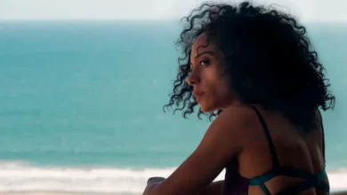 Rosalind Eleazar como Misty Green em cena à beira-mar no filme Misty Green (2026), drama escrito, dirigido e estrelado por Chris Rock.
