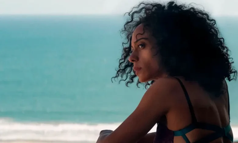Rosalind Eleazar como Misty Green em cena à beira-mar no filme Misty Green (2026), drama escrito, dirigido e estrelado por Chris Rock.
