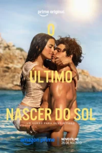 Pôster oficial de O Último Nascer do Sol (2026), com Maia Reficco e Fernando Lindez abraçados no mar durante o pôr do sol. O filme estreia no Prime Video em 26 de agosto de 2026.