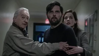 Robert De Niro, Adam Scott e Michelle Monaghan em cena do suspense O Homem que Sussurra (2026), caminhando por um corredor enquanto reagem assustados a uma ameaça fora de quadro