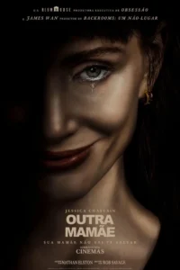 Pôster oficial de Outra Mamãe Pôster oficial de Outra Mamãe (Other Mommy, 2026) destaca Jessica Chastain com metade do rosto iluminada, lágrima no olho e sorriso inquietante no filme de terror dirigido por Rob Savage.