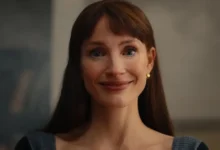 Jessica Chastain em cena do trailer de Outra Mamãe (Other Mommy), filme de terror dirigido por Rob Savage, com estreia nos cinemas brasileiros em 29 de outubro de 2026.