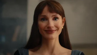 Jessica Chastain em cena do trailer de Outra Mamãe (Other Mommy), filme de terror dirigido por Rob Savage, com estreia nos cinemas brasileiros em 29 de outubro de 2026.