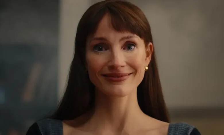 Jessica Chastain em cena do trailer de Outra Mamãe (Other Mommy), filme de terror dirigido por Rob Savage, com estreia nos cinemas brasileiros em 29 de outubro de 2026.