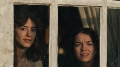 Esmé Creed-Miles e Daisy Edgar-Jones observam pela janela em uma cena de Razão e Sensibilidade (2026), nova adaptação cinematográfica do clássico de Jane Austen.