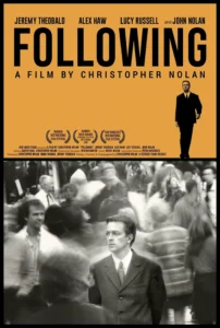 Pôster oficial de Seguinte (Following, 1998), filme de estreia de Christopher Nolan, destacando Jeremy Theobald e uma cena em preto e branco do thriller independente britânico.