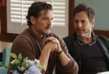 Will Arnett e Pedro Pascal em cena de Behemoth! (2026), durante uma reunião em uma sala iluminada, em imagem oficial divulgada do filme.