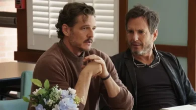 Will Arnett e Pedro Pascal em cena de Behemoth! (2026), durante uma reunião em uma sala iluminada, em imagem oficial divulgada do filme.