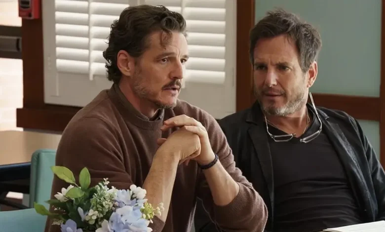 Will Arnett e Pedro Pascal em cena de Behemoth! (2026), durante uma reunião em uma sala iluminada, em imagem oficial divulgada do filme.