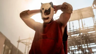 Personagem mascarado em cena de Corrida dos Bichos (2026), thriller de ação dirigido por Fernando Meirelles, em ambiente industrial tomado por fumaça.