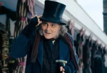 Johnny Depp como Ebenezer Scrooge em cena de Ebenezer e os Fantamas do Natal (2026), usando cartola e roupas de época. Imagem divulgada junto ao trailer de Ebenezer e os Fantamas do Natal.