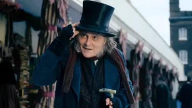 Johnny Depp como Ebenezer Scrooge em cena de Ebenezer e os Fantamas do Natal (2026), usando cartola e roupas de época. Imagem divulgada junto ao trailer de Ebenezer e os Fantamas do Natal.