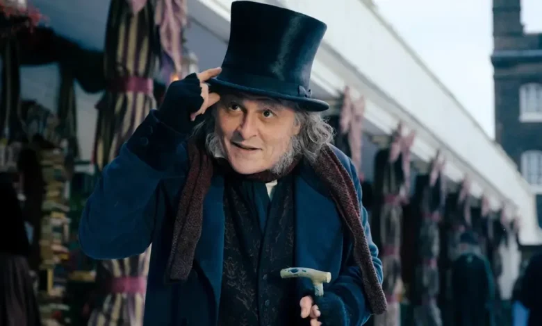 Johnny Depp como Ebenezer Scrooge em cena de Ebenezer e os Fantamas do Natal (2026), usando cartola e roupas de época. Imagem divulgada junto ao trailer de Ebenezer e os Fantamas do Natal.