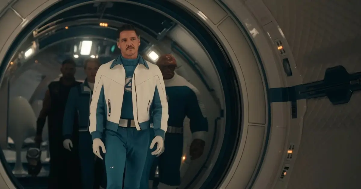 Pedro Pascal como Reed Richards (Senhor Fantástico) em cena do trailer de Vingadores: Doutor Destino (2026), acompanhado por membros do Quarteto Fantástico.