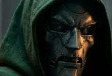Doutor Destino usando sua máscara metálica e capuz verde em cena do filme Vingadores: Doutor Destino (2026), da Marvel Studios.