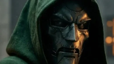 Doutor Destino usando sua máscara metálica e capuz verde em cena do filme Vingadores: Doutor Destino (2026), da Marvel Studios.