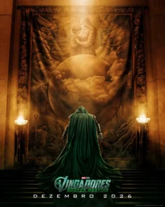 Pôster oficial de Vingadores: Doutor Destino (2026) Pôster oficial de Vingadores: Doutor Destino (2026) mostra Doctor Doom diante de um grande mural em Latveria, segurando sua máscara e vestindo a tradicional capa verde.