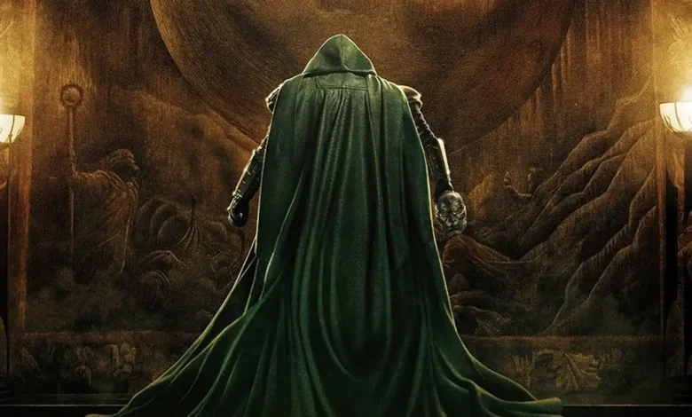 Robert Downey Jr. como Victor von Doom (Doctor Doom) diante de um enorme portal em Vingadores: Doutor Destino (2026), usando sua capa verde e segurando a máscara do vilão.