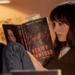 Dakota Johnson em cena de Verity (2026) lendo o livro de Verity Crawford
