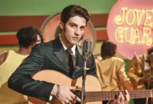 Chay Suede interpreta Erasmo Carlos durante apresentação musical no filme Minha Fama de Mau (2019), inspirado na trajetória do ícone da Jovem Guarda.