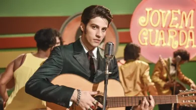 Chay Suede interpreta Erasmo Carlos durante apresentação musical no filme Minha Fama de Mau (2019), inspirado na trajetória do ícone da Jovem Guarda.