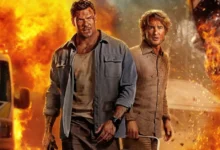 Alan Ritchson e Owen Wilson em cena de Três Horas Para Viver (2026), caminhando diante de uma enorme explosão enquanto enfrentam uma missão de alto risco repleta de ação.