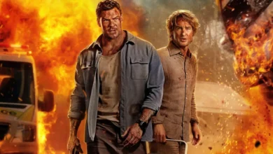 Alan Ritchson e Owen Wilson em cena de Três Horas Para Viver (2026), caminhando diante de uma enorme explosão enquanto enfrentam uma missão de alto risco repleta de ação.