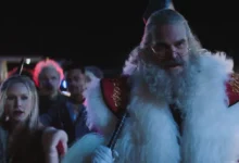 David Harbour e Kristen Bell em cena do trailer de Noite Ainda Mais Infeliz, sequência da comédia natalina de ação lançada em 2026.