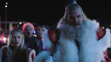 David Harbour e Kristen Bell em cena do trailer de Noite Ainda Mais Infeliz, sequência da comédia natalina de ação lançada em 2026.