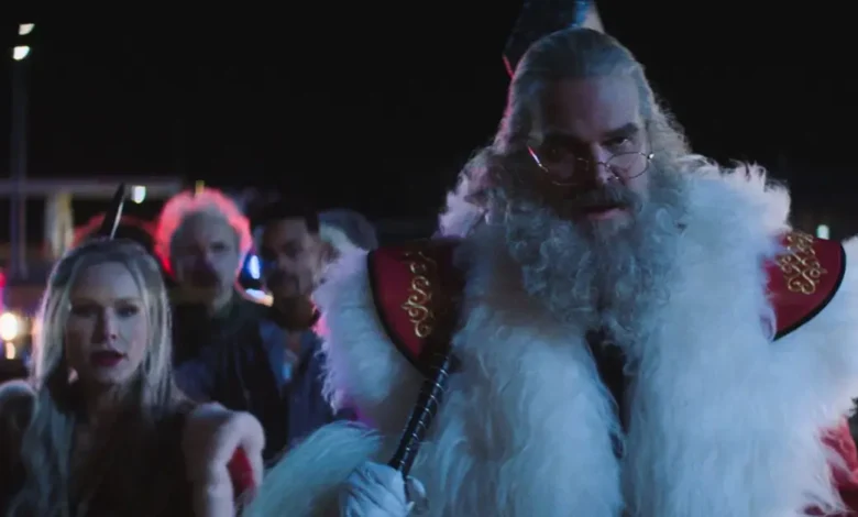 David Harbour e Kristen Bell em cena do trailer de Noite Ainda Mais Infeliz, sequência da comédia natalina de ação lançada em 2026.