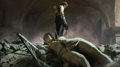 Guitarricadelafuente sobre uma estátua destruída em cena do filme A Bola Preta (2026).